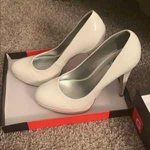 White size 10 Guess heels
